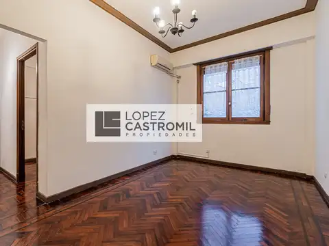 IMPECABLE SEMIPISO! Muy luminoso! Amplio! IDEAL INVERSOR! Excelente distribución! Bajas expensas! ÚNICO! OPORT!