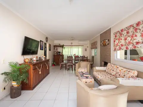 Casa en Venta con 4 cocheras