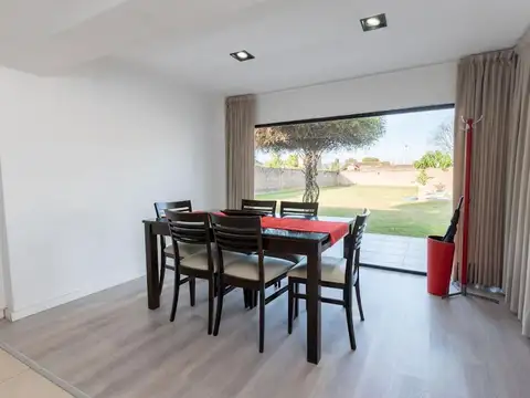 SE VENDE CASA MODERNA, FUNCIONAL Y AMPLIO TERRENO.