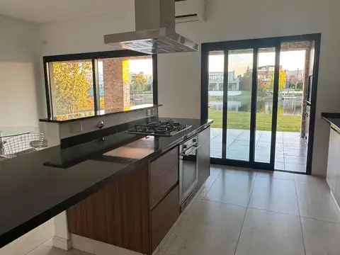 Casa 4 ambientes con 3 baños
