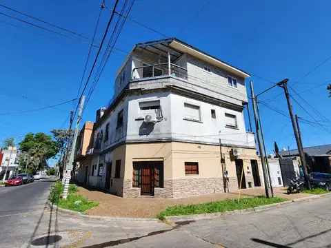 DEPARTAMENTO 4 AMBIENTES FRENTE - 1° PISO POR ESCALERA - BALCON - PATIO - QUINCHO -