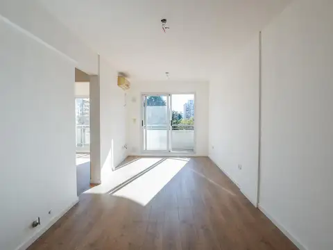 VENTA. Departamento 1 dormitorio con balcon al frente y vista despejada. Abasto, Rosario