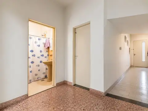 Casa 6 ambientes con 2 baños