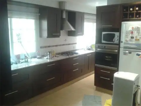 CASA 5 AMBIENTES CON COCHERA