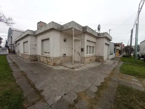 Casa  2 ambientes con cochera y patio en San Cayetano