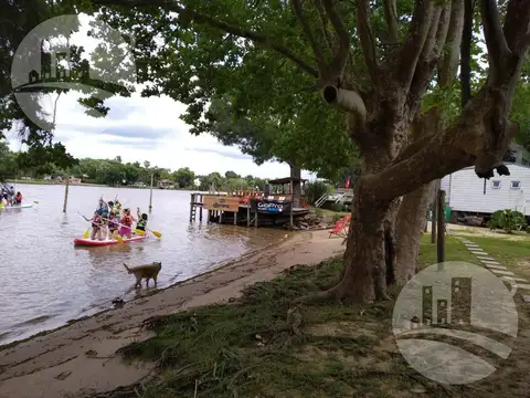 Parador.  Restaurante.  Amarras.  Guardería.  Bar y playa.