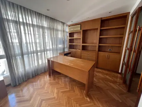 EXCELENTE OFICINA AL FRENTE - EQUIPADA CON AMPLIOS ESPACIOS DE GUARDADO