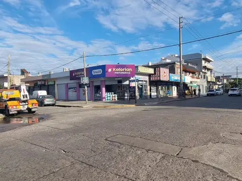 EN VENTA 7 LOCALES EN PABLO PODESTA SOBRE AVENIDA PRESIDENTE PERON ZONA MUY COMERCIAL - FICHA 9563