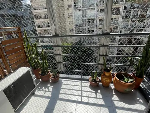 Escritura inmediata- Excelente Ambiente divisible- Luz/Sol- piso alto- A metros de Plaza Las Heras- Apto Profesional-Baulera Individual