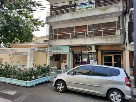 Departamento al frente muy luminoso, lavadero aparte. A metros del Subte D, tren y colectivos.