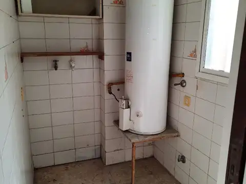 Departamento al frente muy luminoso, lavadero aparte. A metros del Subte D, tren y colectivos.