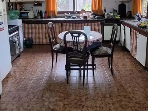 Casa de 5 Ambientes con Local y Jardín en Versalles