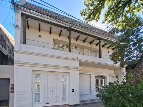 Casa de 8 ambientes, c/cochera, quincho y terraza