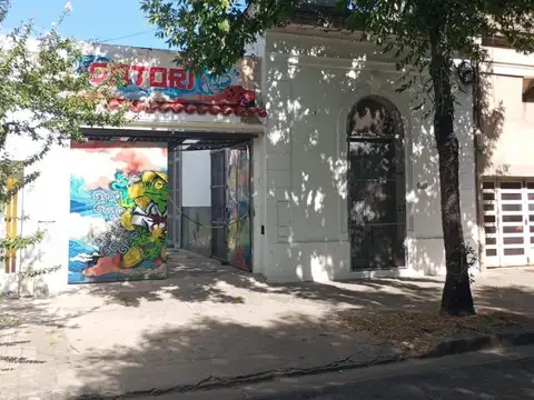 JM Rosas 2323. Casa antigua con galpon e ingreso vehicular