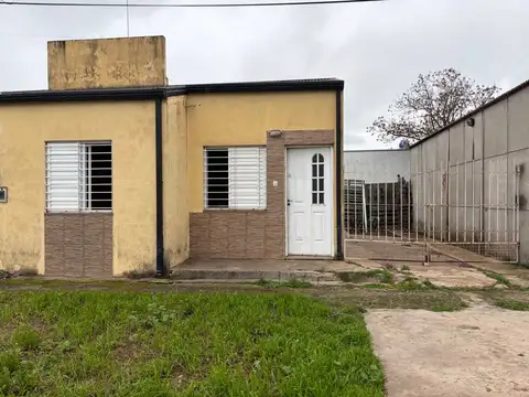 RE/MAX ALQUILA DOS DORMIS/PATIO/INGRESO VEHICULAR
