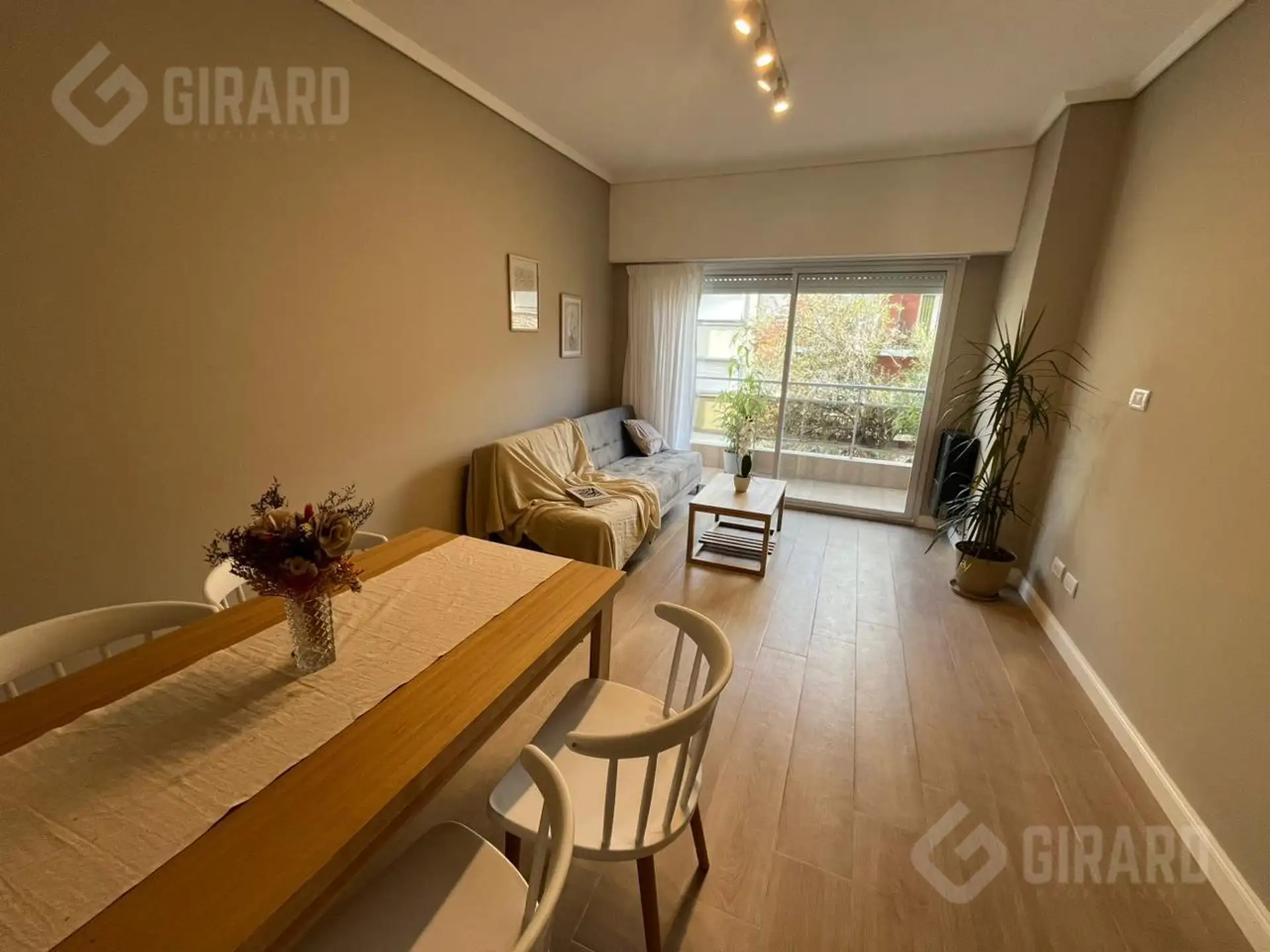 Venta de Departamento de 2 ambientes a la calle con balcón saliente, zona centro de MDQ