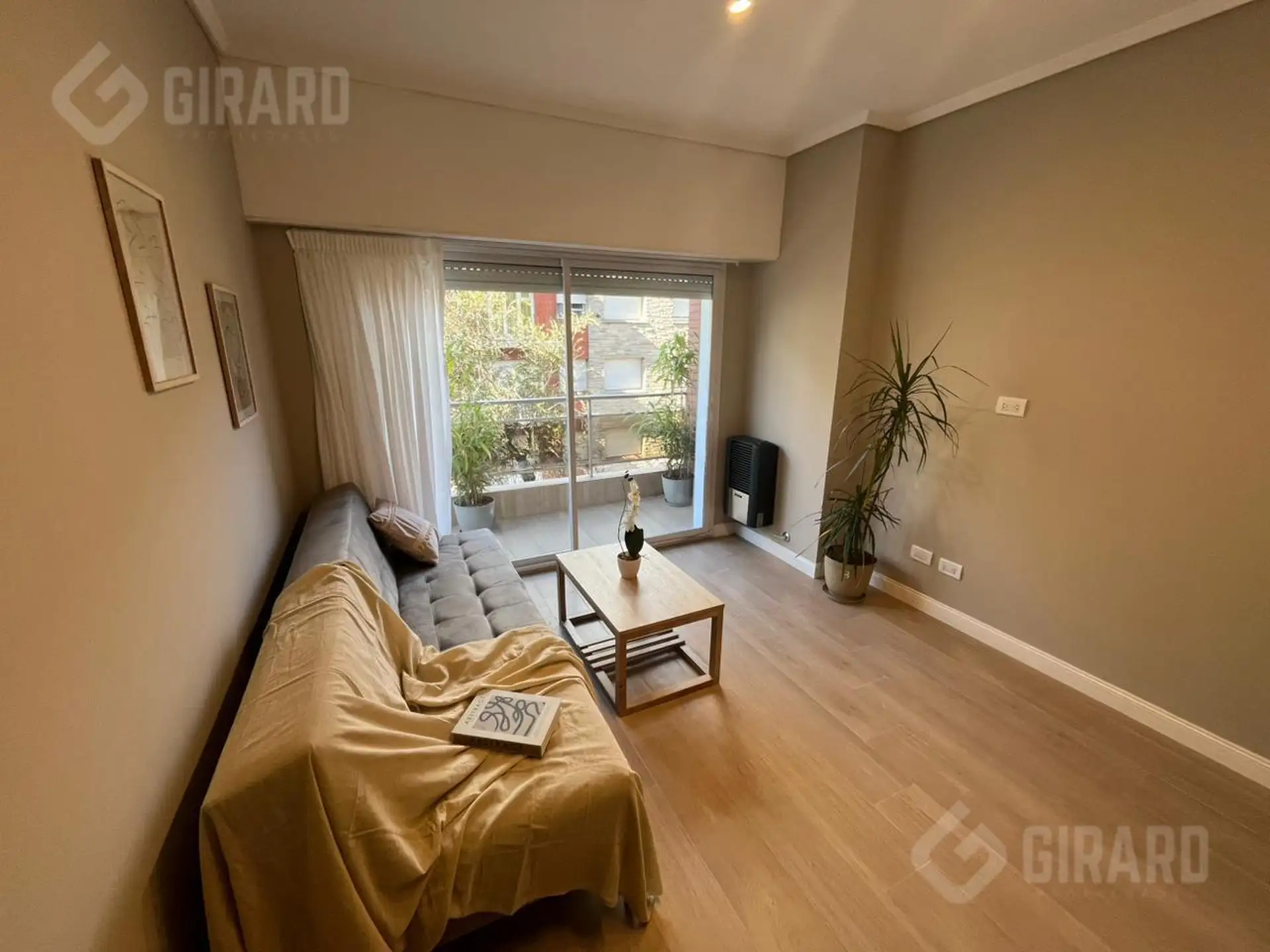 Venta de Departamento de 2 ambientes a la calle con balcón saliente, zona centro de MDQ