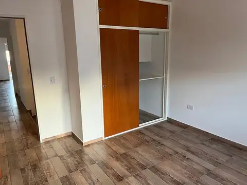 OPORTUNIDAD VENTA TRIPLEX CON COCHERA Y JARDIN RAMOS MEJIA