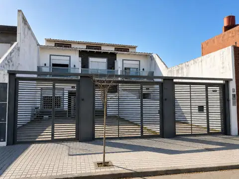 OPORTUNIDAD VENTA TRIPLEX CON COCHERA Y JARDIN RAMOS MEJIA