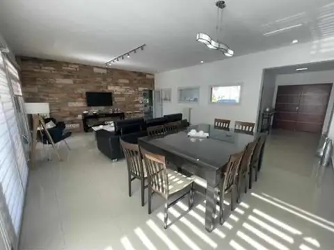 Casa 5 ambientes con 4 baños