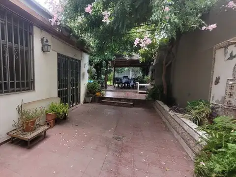Casa 8 ambientes con 2 baños