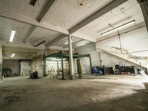 Local comercial - Sin expensas - 144m² - Doble altura 4.20 metros  - A refaccionar - Se escucha...