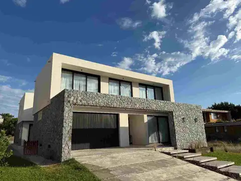 Casa 6 ambientes - Costa Esmeralda