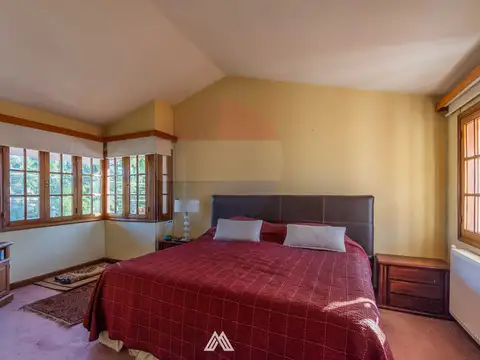 Casa 8 ambientes con 4 baños