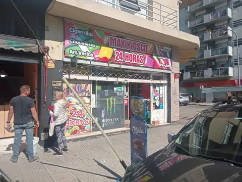 VENTA LOCAL EN LINIERS EN AVENIDA CON DEPOSITO Y ENTREPISO
