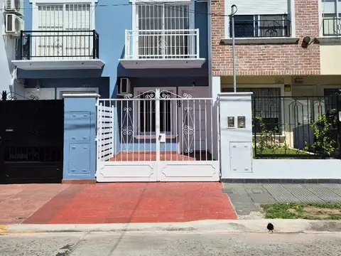 Duplex 4 ambientes, impecable .Excelente ubicación