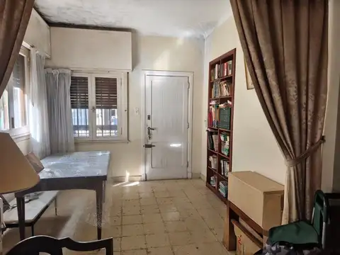 Casa con amplios ambientes, fondo y cochera.
