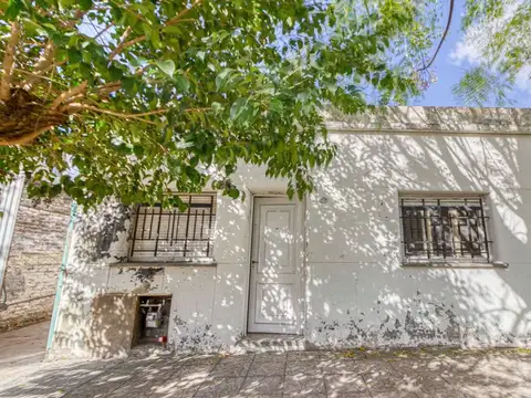 VENTA CASA 3 AMB PATIO  MORON A REFACCIONAR