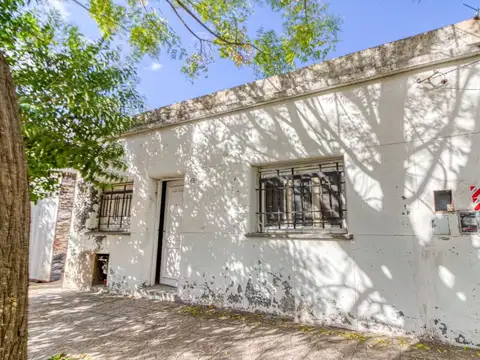 VENTA CASA 3 AMB PATIO  MORON A REFACCIONAR