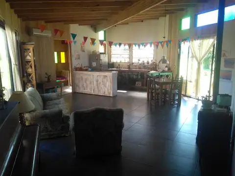 Casa 6 ambientes con 2 baños