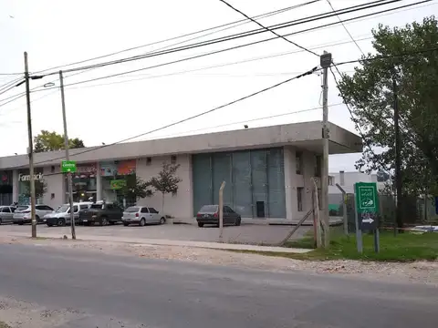 Local en alquiler en City Bell 467 esq 135 - Altos del Golf Dacal Bienes Raices