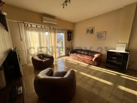 Departamento 4 ambientes con baño y toillete al frente con balcón en Villa del Parque
