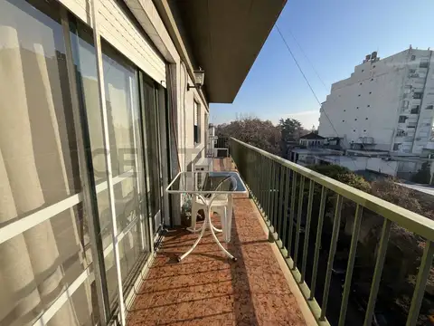 Departamento 4 ambientes con baño y toillete al frente con balcón en Villa del Parque