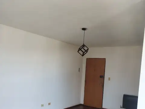 1 de Mayo 1391, al frente, un dormitorio, amplio, luminoso.