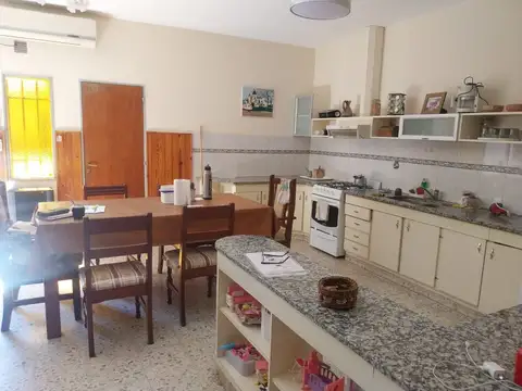 Casa en Venta con 3 cocheras