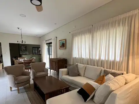 Casa 4 ambientes con 3 baños