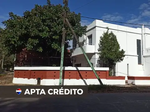 CASA 5 AMBIENTES EN BERNAL CENTRO EN VENTA