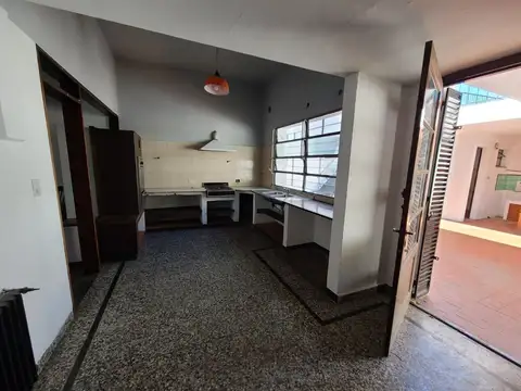CASA 5 AMBIENTES EN BERNAL CENTRO EN VENTA