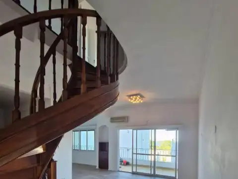 Departamento moderno con vista panorámica al río