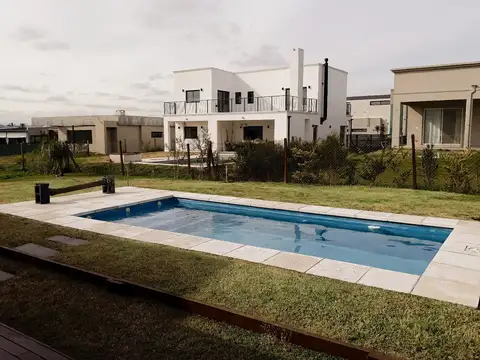 CASA EN VENTA, 4 AMBIENTES, SAN SEBASTIAN, AREA 13. NO APTO CRÉDITO