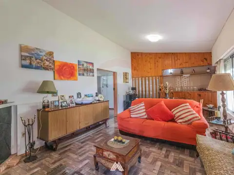 Casa 6 ambientes con 2 baños