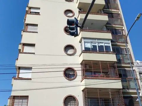 Departamento 2 ambientes con balcón. Vista a plaza - Abasto