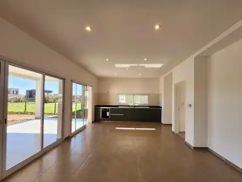 Casa 5 ambientes con 3 baños