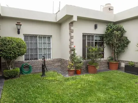Casa Multifamiliar con local comercial en La Matanza
