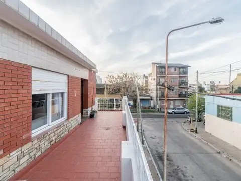CASA PARA 2 FAMILIAS EN ESQUINA | 5 AMB |LOMAS DEL MIRADOR