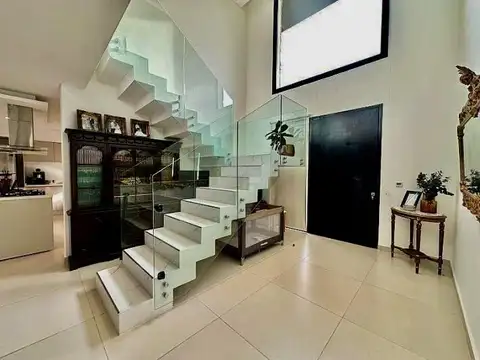 Casa en Venta con 4 cocheras